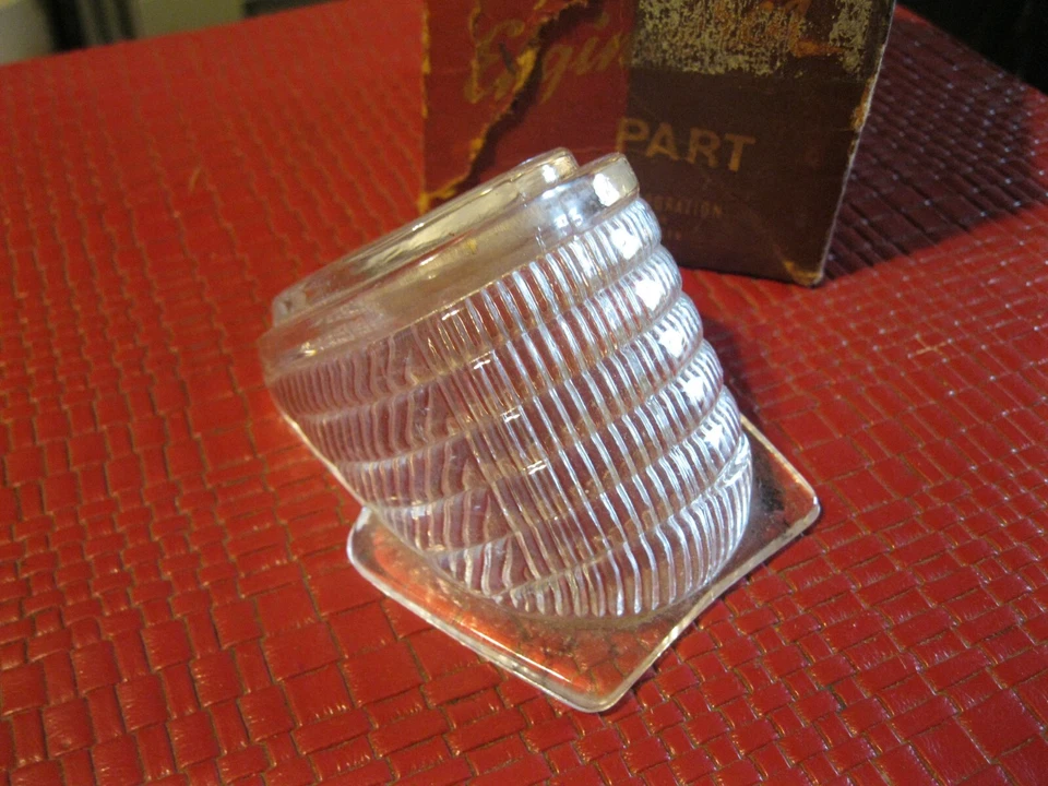 Lente de estacionamiento de lujo estándar Plymouth Mopar 1941 nuevo de stock Foto 2 de 2