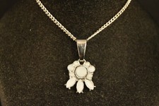 White FLOWER CHARM NECKLACE Fashion Jewelry BRAND NEW  floral USA SELLER  
