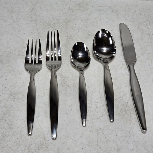 Oneida Stainless Flatware 18/10 | Shiny | 53 Piece Set | Excellent Condition - Picture 2 of 10