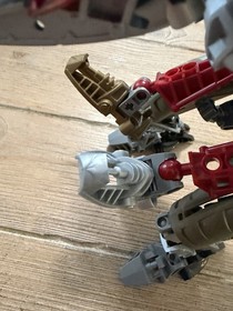 LEGO set 8811 Toa Lhikan & Kikanalo BIONICLE No Box Or Instructions 100%