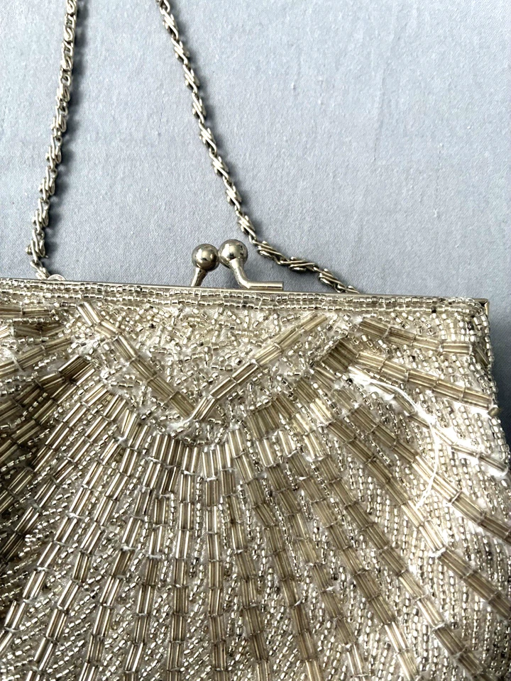 Bolso de noche victoriano Benjamin Walk con cuentas plateadas en forma de concha. 5 x 6 vintage Foto 2 de 4