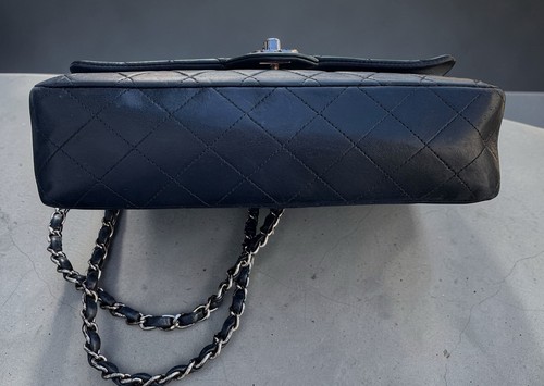 CHANEL Classic Flap Medium – frühe 80er Jahre –Silberhardware – Boutique Hamburg - Bild 4 von 7