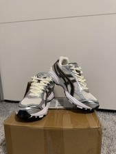 Dies ist ein Asics Gel-Kayano 14 Sneaker in Weiß und Silber. Gr.43