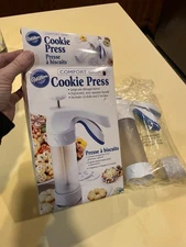 Wilton Comfort Grip Cookie Press Ergonomic Easy Squeeze Handle 12 Disks
