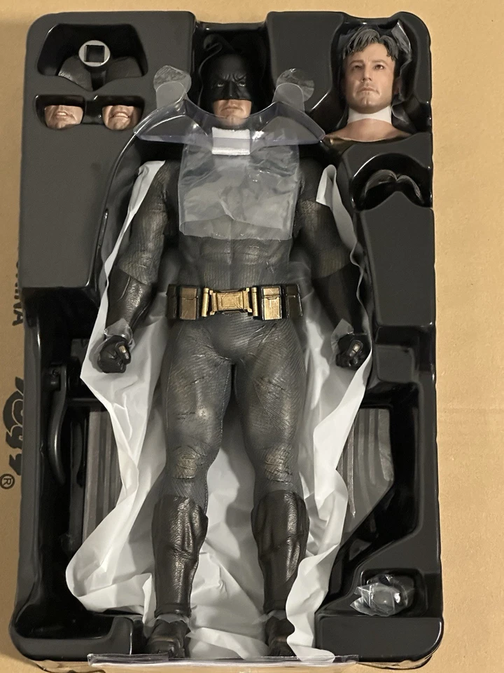 Hot Toys MMS731 Batman 2.0 Dawn Of Justice 1/6 Scale Figure Ben Affleck Batfleck - Image 2 of 4