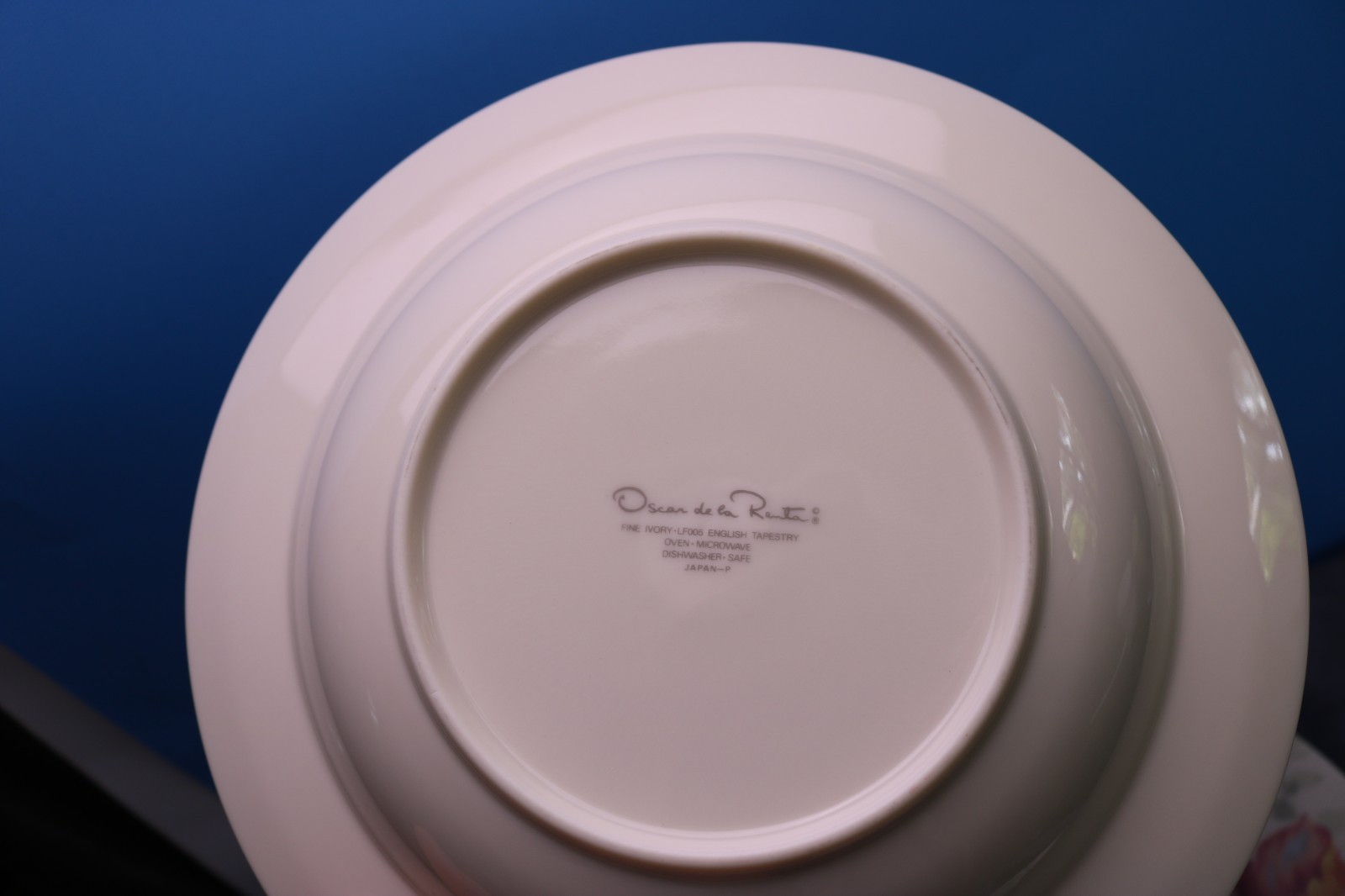 Oscar De La Renta ENGLISH TAPESTRY Round Chop Plate & Vegetable Bowl  LF005 Chip