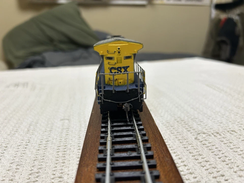 HO Bachmann Spectrum GE Dash 8-40C Diesel - CSX #7564 - (TESTED) - Image 4 of 4