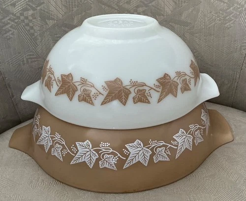 VTG Set of 2 Pyrex Sandalwood Cinderella Mixing Bowls White & Tan 443 & 444