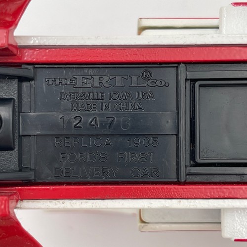VTG ERTL Replica Diecast 1905 Fords 1st Delivery Car Bank w/ Key 1:25 True Value - Picture 13 of 15
