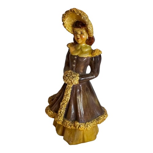 Vintage handbemalte Kreidefigur Frau in Aubergine mit Haube & Handmuff - Bild 9 von 11