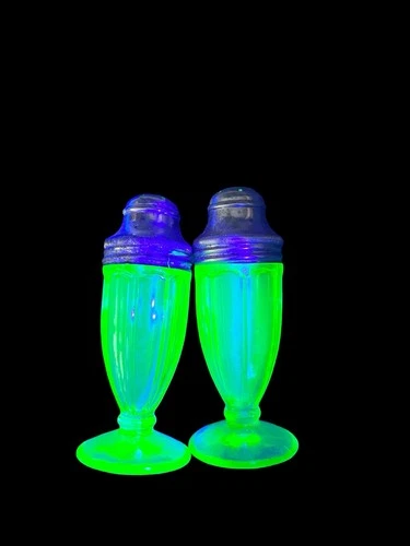 Vintage 1920s Hazel Atlas Ribbon/Uranium Green Depression Salt & Pepper Shakers