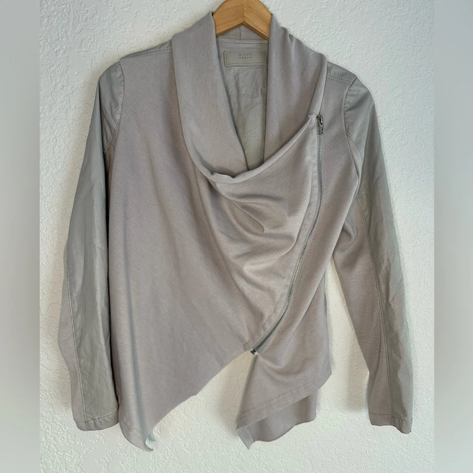 Chaqueta BlankNYC Gris Imitación Cuero Moto Diagonal Cremallera Y2K Minimalista Neutral Boss Foto 2 de 4