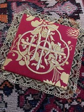 PALLA DA CALICE CON RICAMO CON IHS IN BROCCATO ROSSO