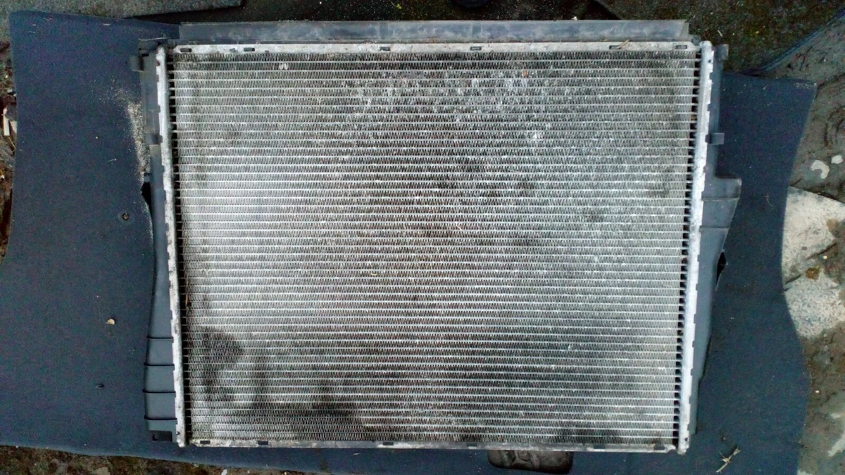 BMW RADIATOR 6715015 N42 N46 E46 1998>2005 3 SERIES GOOD CONDITION  