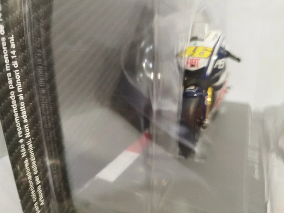 Yamaha YZR-M1 Valentino Rossi 2010 Qatar GP 1:18 Moto GP  - Imagen 3 de 4