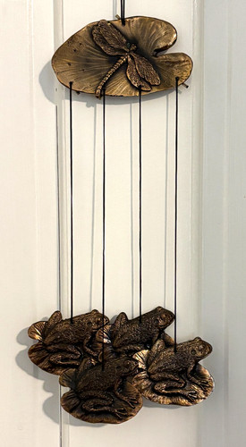 Vtg. 1992 Metal Wind Chime Dragonfly on Lily Pad and Four Frogs on Lily Pads 16"