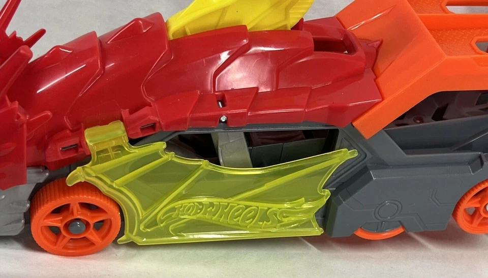 Camión de transporte Hot Wheels City Dragon Launch & Shark Chomp 13" 2020 Foto 3 de 4