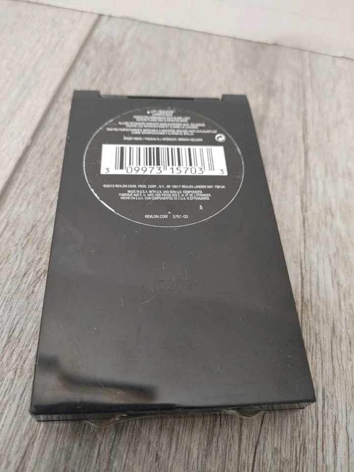 retired Revlon Photoready Blurring Powder, 030 Medium/Deep - Image 2 of 3