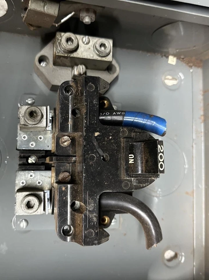 Caja de disyuntor Federal Pacific Electric 10200 con disyuntor 200A Foto 3 de 4