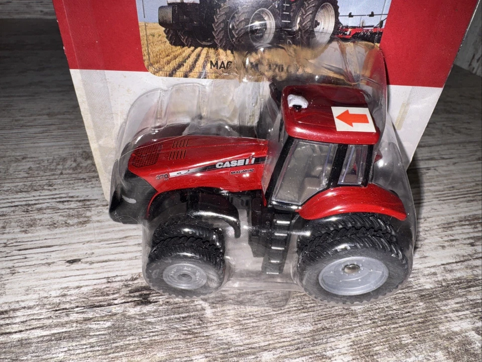 1/64 Scale Case Magnum 370 CVT Tractor With Front And Rear Duals Ertl Die-cast - Image 4 of 4