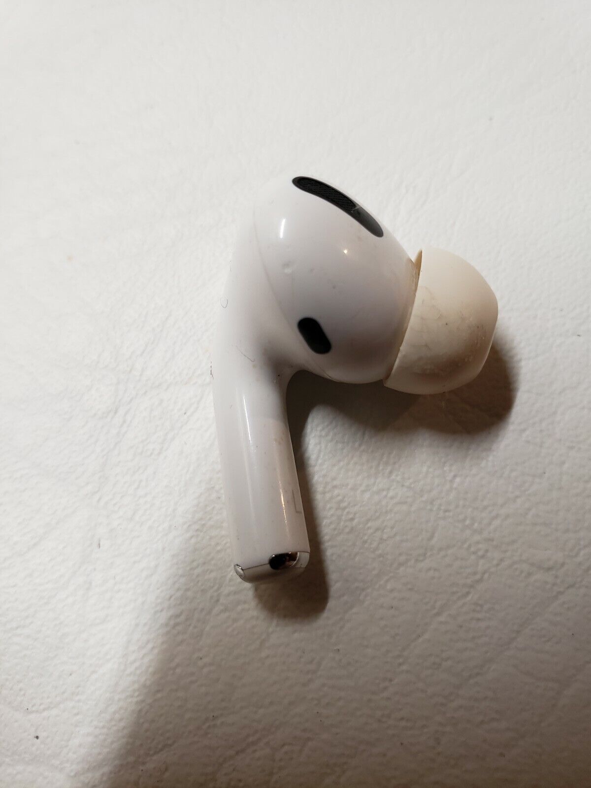 Apple Airpods Pro First Gen ( 2 ARE WORKING 3 RD ONE DOESNT CHECK ALL PICS  & DES