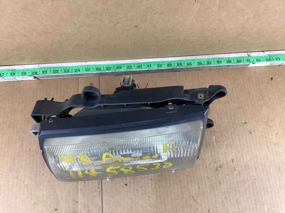 1998 - 1999 Isuzu Amigo Front Left Driver Side Headlight Assembly - Image 2 of 4