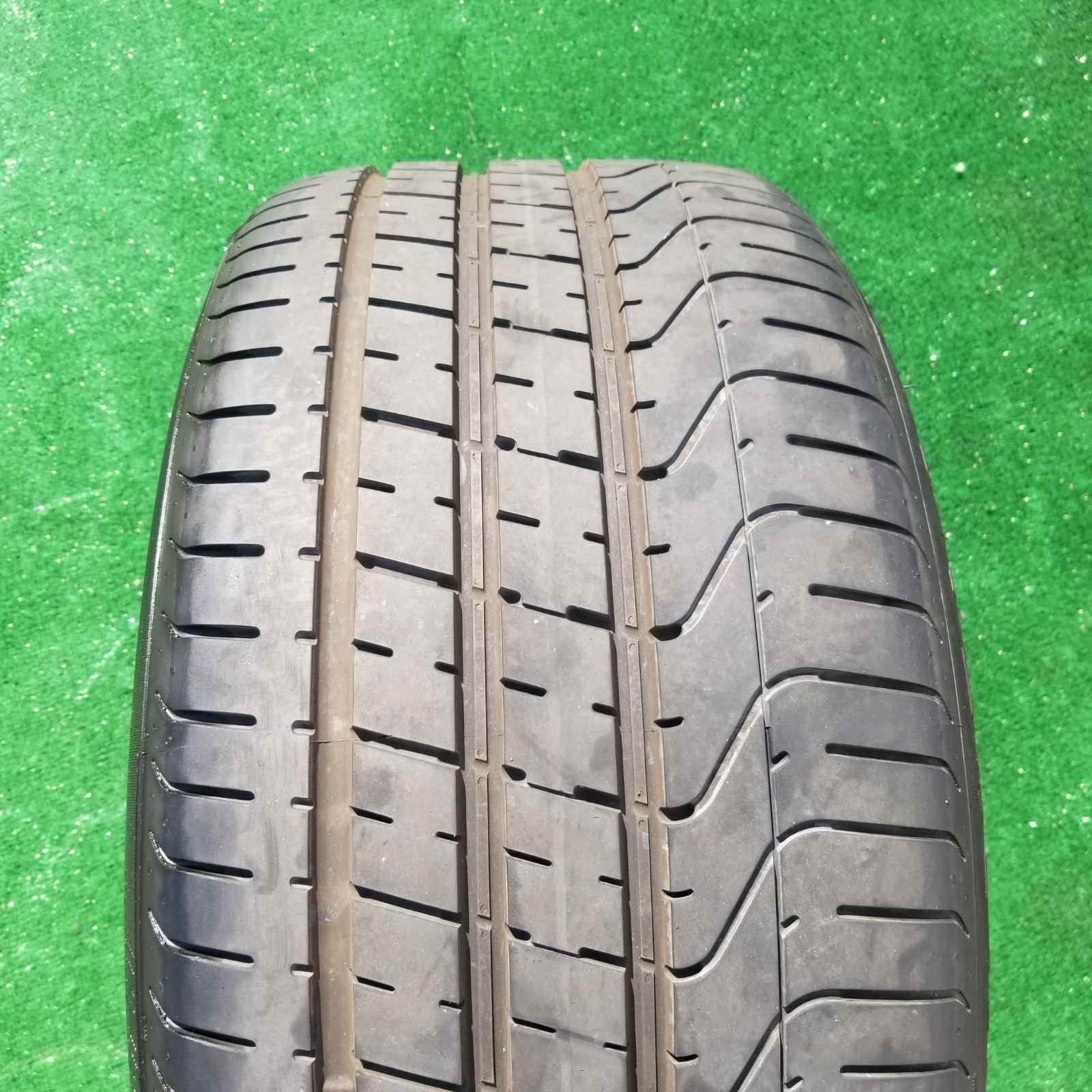 285/35R20 Pirelli P Zero Tire 285/35ZR20 285/35ZR-20 100Y F01 Ferrari 95% Tread