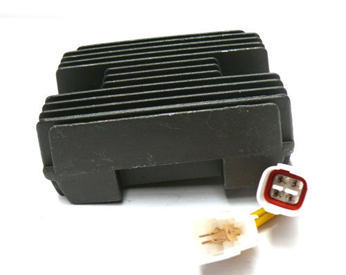 Régulateur de tension moto contre les pannes de batterie sur Suzuki Intruder M800