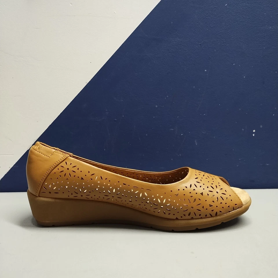 Zapatos de salón de cuña Baretraps Madina para mujer EE. UU. 10M marrón tostado perforado floral punta abierta Foto 2 de 4