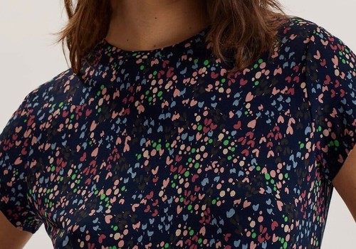 T-shirt TED BAKER π stampa Remanaa prezzo consigliato Β£ 45 taglia 3 UK 12 - Foto 5 di 5