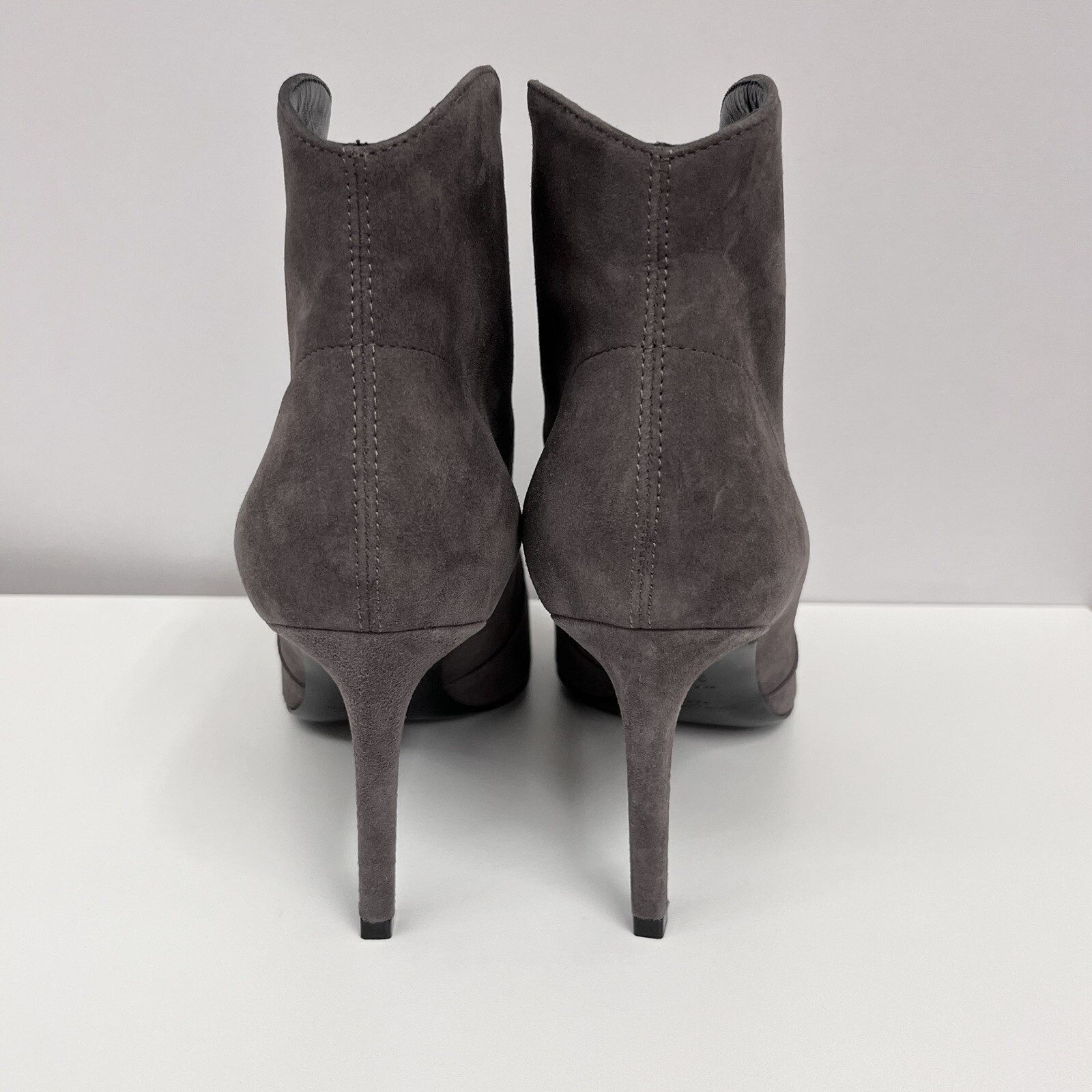 Stivaletti Saint Laurent scamosciati grigi $895 00 vengono forniti con scatola e sacca taglia 38 1 2