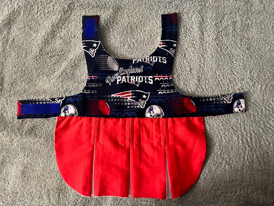 Vestido de animadora de los New England Patriots de la NFL para perro pequeño Foto 2 de 4