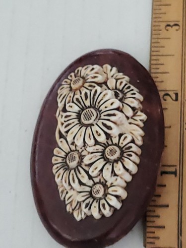 Broche/pin flor margarita tallada de colección, madera tallada, celuloide - Imagen 7 de 8