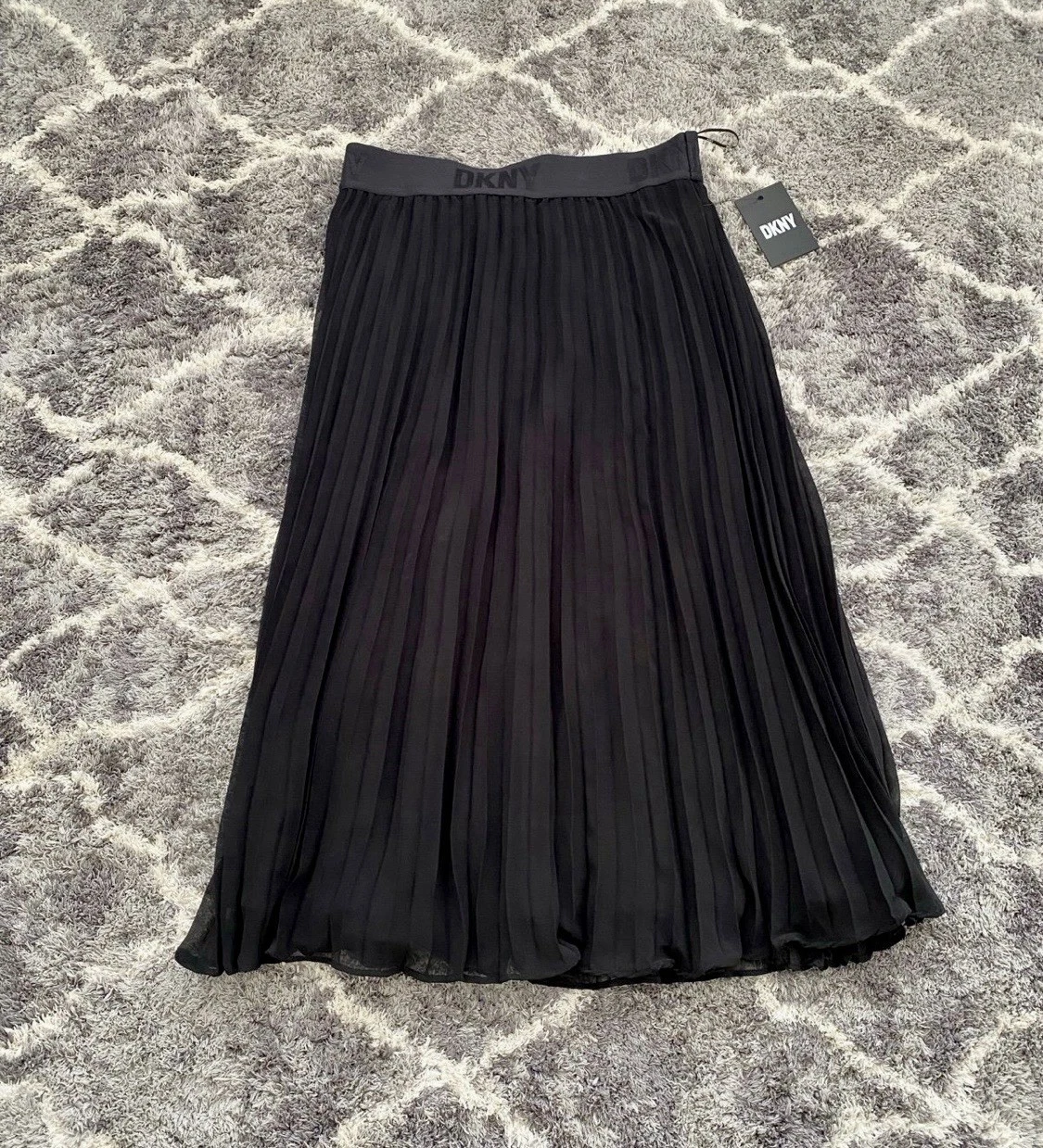 DKNY Pleated Skirt Elastic Waistband NWT Size Medium
Opens in a new window or tab