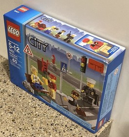 LEGO 8401 - City - Minifigure Collection - 2009 - NEW & Sealed