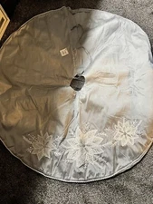 NWT 48" ROUND SILVER GRAY PLUSH VELOUR SEQUINED ORNATE CHRISTMAS TREE SKIRT