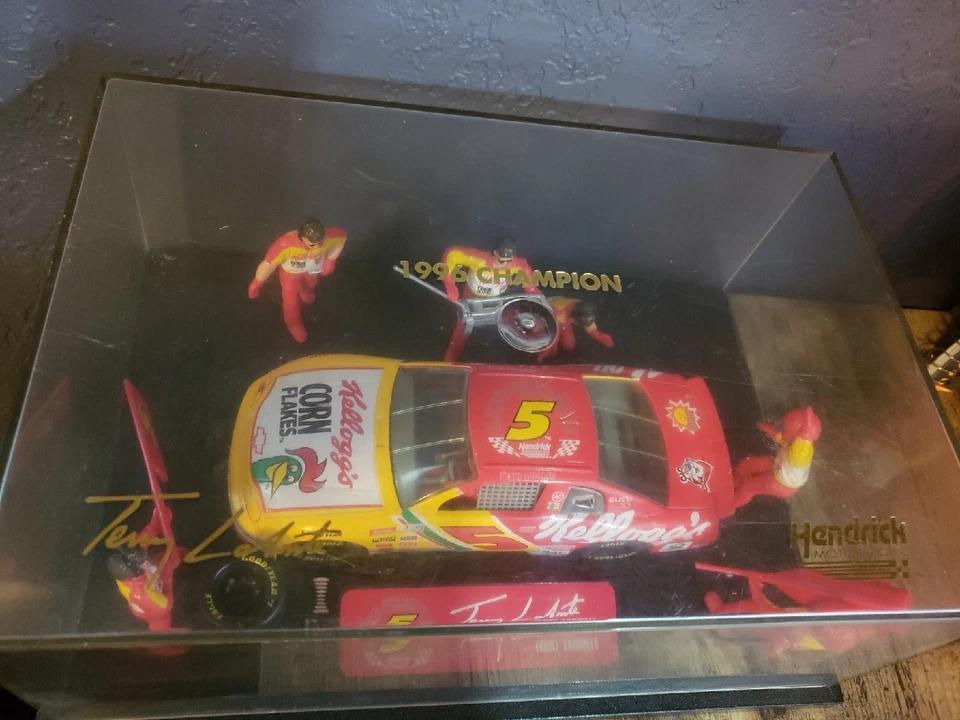 NASCAR #5 Kellogg's 1:25 Scale Pit Crew, Display, 1996 Champion, Terry Labonte - Image 2 of 4