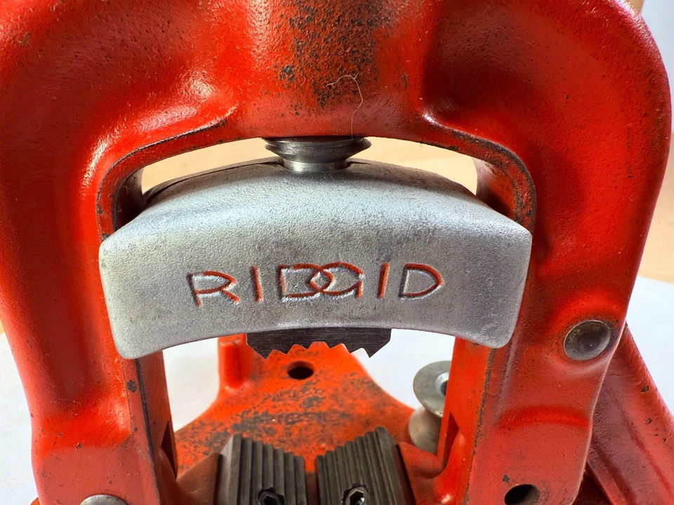 NICE - RIDGID No.22 BENCH YOKE VISE ~1/8" to 2 1/2" PIPE CAPACITY USA - Image 4 of 4