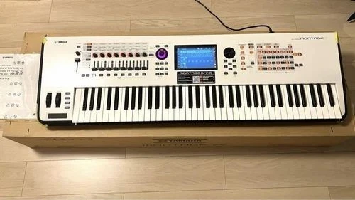 Yamaha Montage8 White. Mint condition synthesizer with cover, box and manuals - Picture 2 of 2