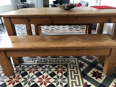 Table et deux bancs en bois massif - Photo 1/3