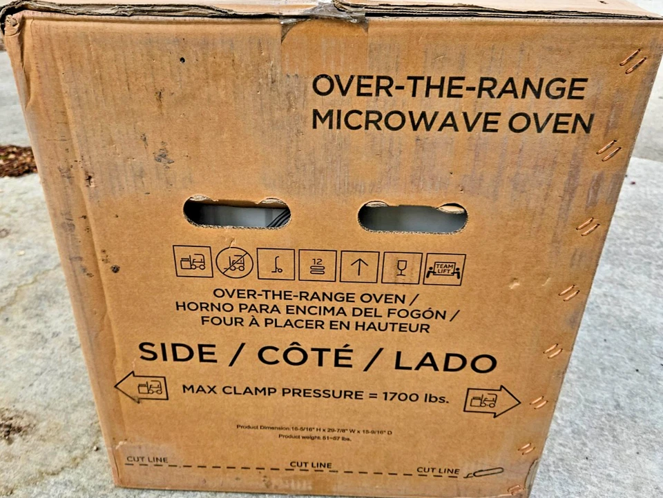 Microondas GE 1,9 pies cúbicos 29,75 pulgadas sobre el rango con sensor de cocción blanco Foto 2 de 4