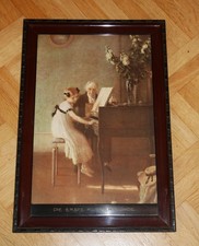 ANTIKER BILDERRAHMEN mit Lithografie  "Erste Klavierstunde"  54 x 37cm
