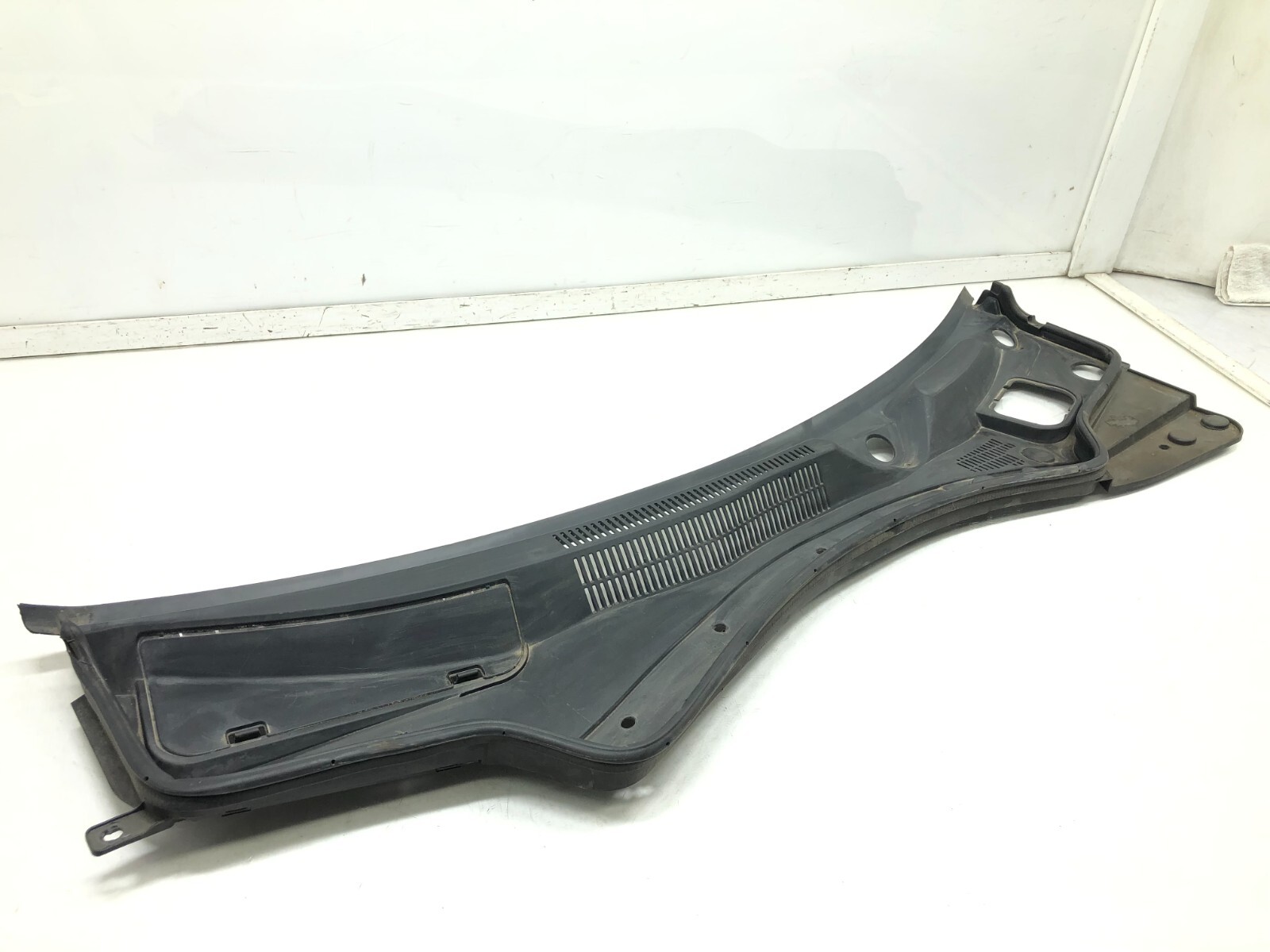 2014-2019 MASERATI GHIBLI SQ4 FRONT WINDSHIELD WIPER COWL PANEL OEM.