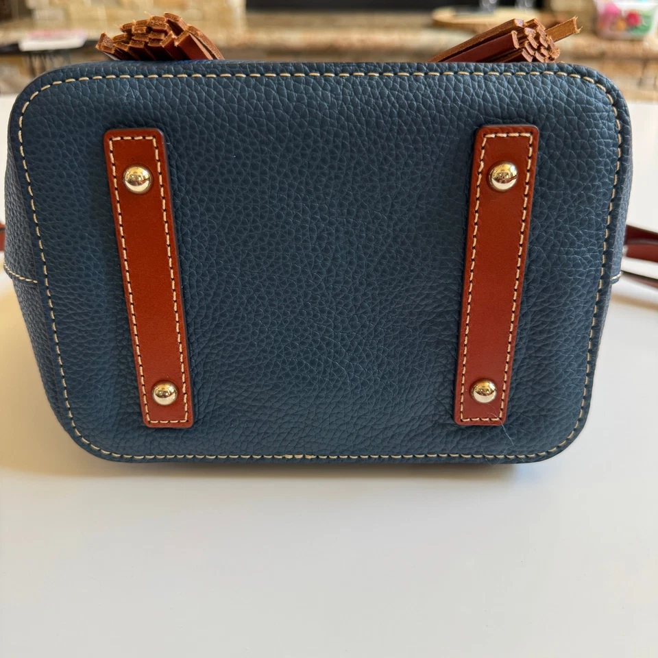 Bolso Bandolera de Cuero Dooney & Bourke Saffiano Serena Nuevo sin Etiquetas Denim Foto 4 de 4