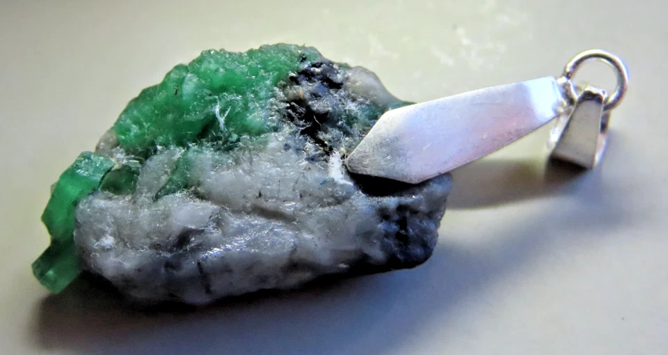 Ciondolo in argento 925 con smeraldo grezzo nella matrice - Immagine 3 di 4