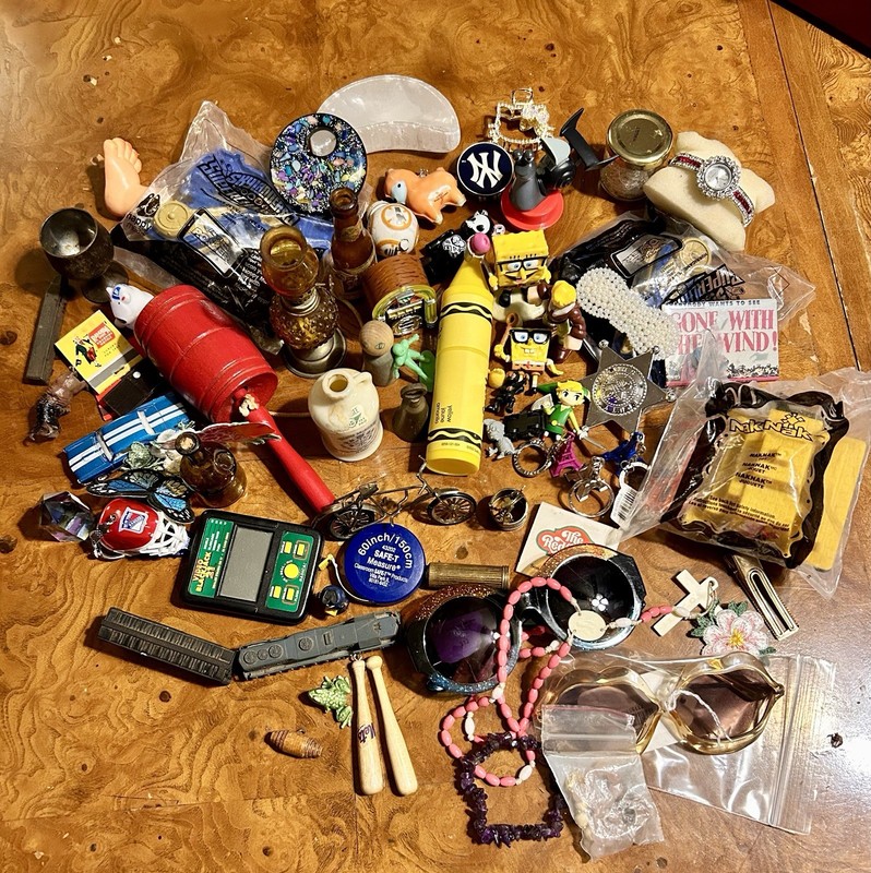 Junk Cabinet Clean out. Contents Are Almost 5 Lbs! Has A Variety Of Unique Items