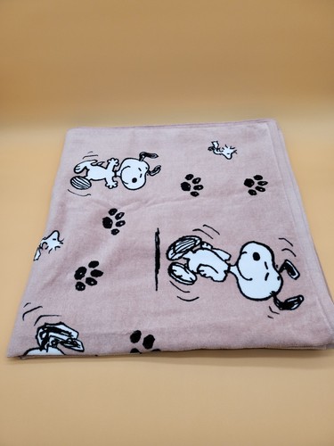 Peanuts New Without Tags Snoopy Paw Print 36in x 72in Beach Towel Light Pink - Picture 3 of 8