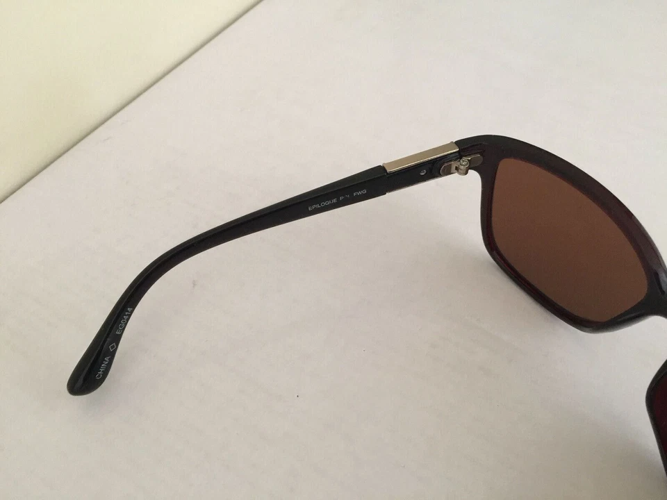 Gafas de sol polarizadas Foster Grant monturas vino/negro con detalles dorados lente marrón Foto 3 de 4