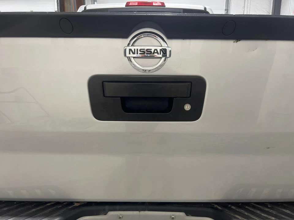 2013 - 2015 Nissan Titan Brilliant Silver-KAD Rear Tailgate Lid Foto 3 de 4