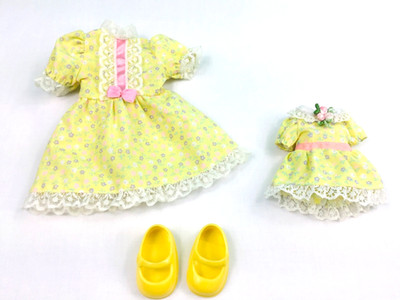 VINTAGE LITTLE ORPHAN ANNIE DOLL CLOTHES DRESSES AND SHOES LOT
